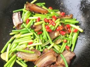 最后放小米辣。翻炒均匀即可出锅。