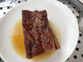 腊肉洗干净上锅蒸 八分钟