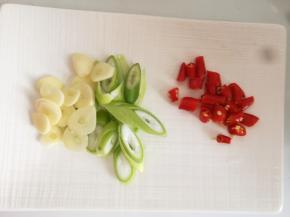 葱蒜小米辣也切好备用