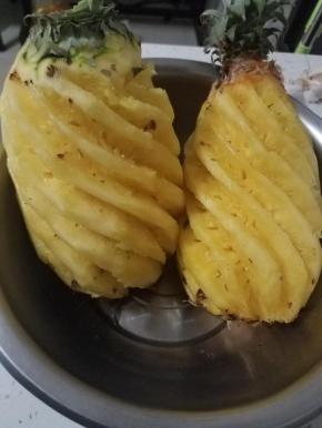 挑选熟透的菠萝，可以叫店家帮忙削皮哟，自己削皮有点麻烦。