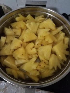 菠萝切小块，大小个人喜欢就行，然后用清水加盐，浸泡至少半小时。