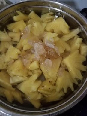 浸泡后，菠萝沥水后放入锅内，装入清水，能盖住菠萝即可，加入冰糖。