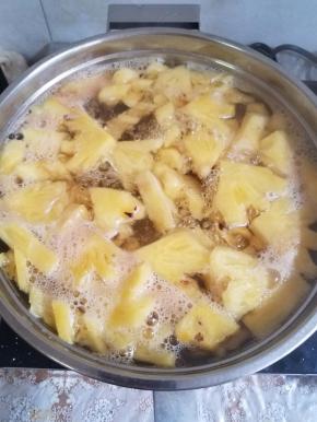 大火烧开后，转小火煮5分钟。