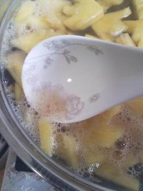 煮好后，表面能看见浮沫，菠萝中的酸汁煮出来了，用勺子轻轻捞出。