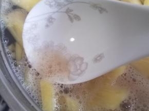 煮好后，表面能看见浮沫，菠萝中的酸汁煮出来了，用勺子轻轻捞出。