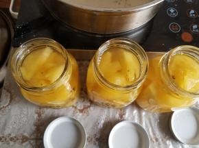 趁热装瓶，记得瓶子提前用热水煮一下消毒。
