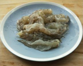 鲜虾掐头剥壳去除虾线。