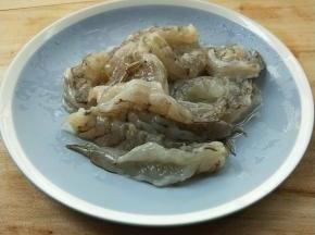 鲜虾掐头剥壳去除虾线。