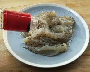 少许盐，白胡椒粉，白酒腌制10分钟。