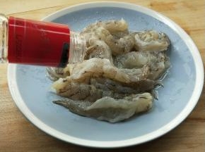 少许盐，白胡椒粉，白酒腌制10分钟。