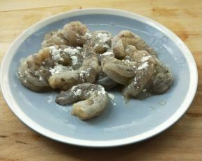 加少许淀粉用手抓匀。