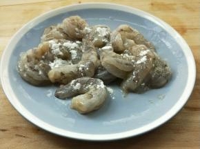 加少许淀粉用手抓匀。