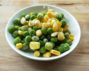 准备青豆玉米粒。