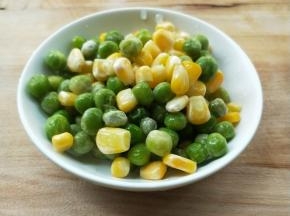 准备青豆玉米粒。