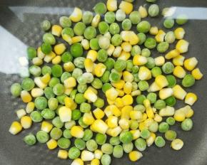 入锅中焯烫一下，捞出沥干备用。