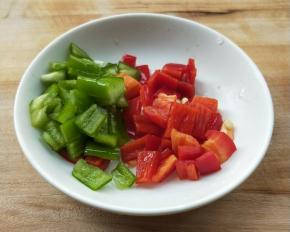 准备青椒红椒粒，怕辣可以用彩椒切粒。