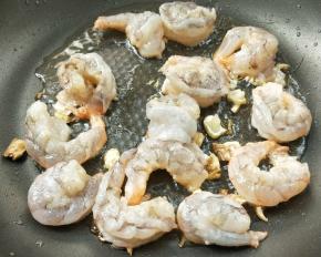 起油锅，放姜丝蒜末，放虾仁。