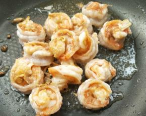 煎至变色，盛盘备用。