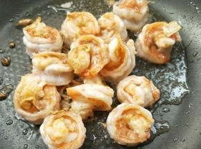 煎至变色，盛盘备用。