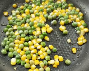 锅中余油，倒入青豆玉米粒。