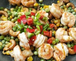 翻炒均匀，加青椒红椒粒。