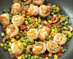 加少许白糖翻炒均匀，关火。