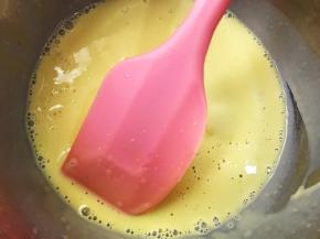 做好的蛋黄糊备用