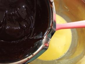 融化的巧克力倒入蛋黄糊里