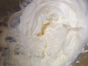 打发至可以裱花的状态