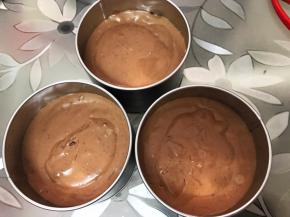 做好的慕斯糊倒入盒子里震平表面，放入冰箱冷藏3个小时左右至凝固