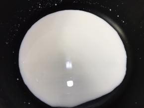 牛奶放入奶锅里