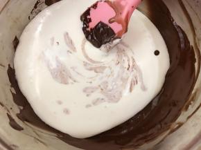 淡奶油加入巧克力糊里