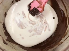 淡奶油加入巧克力糊里