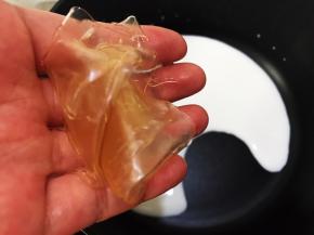 加热至微沸后放入泡软的吉利丁片