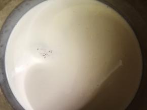 慕斯凝固好后做表面装饰
淡奶油加入白糖打发