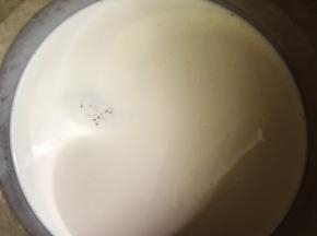 慕斯凝固好后做表面装饰
淡奶油加入白糖打发