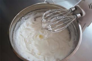 40克细砂糖，分3次加入到3个蛋清中，搅打至硬性发泡。