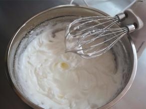 40克细砂糖，分3次加入到3个蛋清中，搅打至硬性发泡。