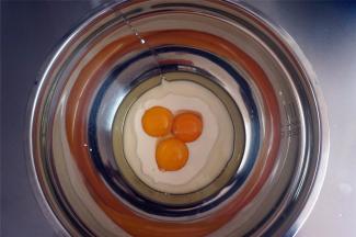 将3个蛋黄，浓酸奶，玉米油，同放入打蛋盆中，搅打均匀。