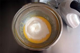 筛入低筋粉，拌至无干粉状态。