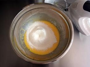 筛入低筋粉，拌至无干粉状态。