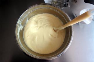 将蛋白糊和蛋黄糊切拌混合成蛋糕糊。