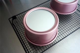 蛋糕烤好后，先震荡一下，然后倒扣冷却，完全冷却后再脱模。