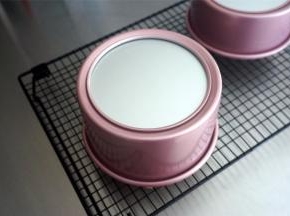 蛋糕烤好后，先震荡一下，然后倒扣冷却，完全冷却后再脱模。