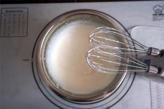 制作慕斯液。将浓酸奶和木糖醇搅打均匀。