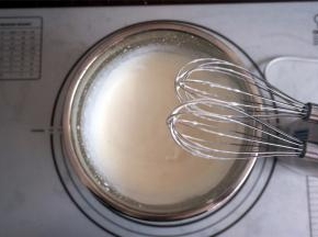 制作慕斯液。将浓酸奶和木糖醇搅打均匀。