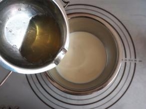 将50克热水加入到10克吉利丁粉中，然后隔热水融化，融化后倒入酸奶糊中，拌均匀。