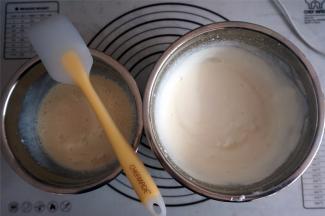 将淡奶油搅打至6分发，还可以流动的状态。