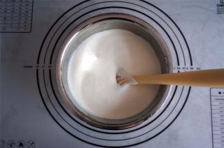 将酸奶糊和奶油切拌混合成为酸奶慕斯液。