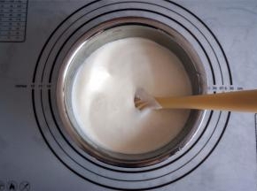 将酸奶糊和奶油切拌混合成为酸奶慕斯液。